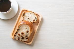 Rosinenbrot mit Kaffeetasse zum Frühstück foto