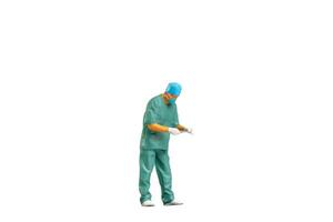 Miniatur Menschen jung Arzt im Peelings isoliert auf Weiß Hintergrund mit Ausschnitt Pfad foto