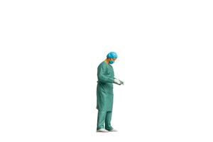 Miniatur Menschen voll Länge Porträt von jung Arzt im Peelings isoliert auf Weiß Hintergrund mit Ausschnitt Pfad foto