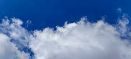 Blau Himmel und Weiß Wolke klar Sommer- Sicht, ein groß Weiß Wolke ist im das Himmel, ein Blau Himmel mit Wolken und etwas Weiß Wolken foto