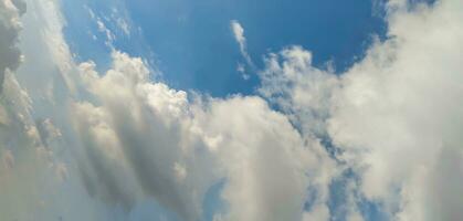 Blau Himmel und Weiß Wolke klar Sommer- Sicht, ein groß Weiß Wolke ist im das Himmel, ein Blau Himmel mit Wolken und etwas Weiß Wolken foto