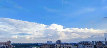 Blau Himmel und Weiß Wolke klar Sommer- Sicht, ein groß Weiß Wolke ist im das Himmel, ein Blau Himmel mit Wolken und etwas Weiß Wolken foto