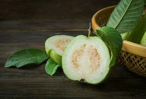 Guave Obst auf hölzern Tabelle foto