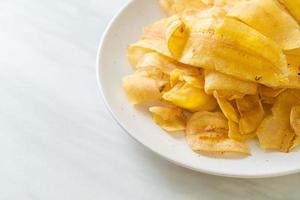 Bananenchips - gebratene oder gebackene Bananenscheiben foto