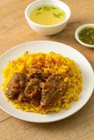 Rindfleisch Biryani oder Curryreis und Rindfleisch - thailändisch-muslimische Version des indischen Biryani, mit duftendem gelben Reis und Rindfleisch be foto