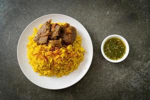 Rindfleisch Biryani oder Curryreis und Rindfleisch - thailändisch-muslimische Version des indischen Biryani, mit duftendem gelben Reis und Rindfleisch be foto