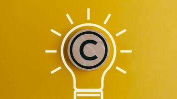 Urheberrechte © schützen Idee Konzept, Autor Rechte und Patent intellektuell Eigentum, Urheberrechte © Symbol Innerhalb Licht Birne. foto