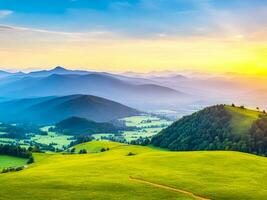 Senke und Berge während Sonnenaufgang natürlich Sommer- Landschaft foto