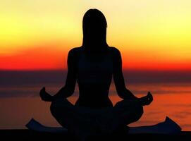 Yoga Frau Über Sonnenuntergang foto