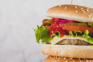 leckerer Burger mit Salatkäse foto
