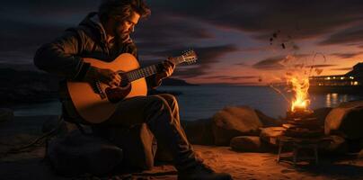 ein Mann ist spielen Gitarre mit Menschen um ein Feuerstelle beim Sonnenuntergang foto