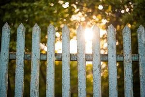 schön hölzern Zaun im das Dorf im das Kontrast Sonnenlicht foto