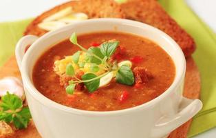 Tasse Gulaschsuppe und frittiertes Brot foto