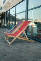 zwei Deck Stühle in der Nähe von zu ein Fenster beim das Strand foto