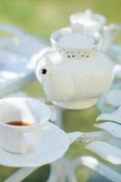 Tee trinken schwarzer Tee mit Porzellantassen und einer Teekanne foto