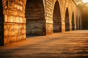 Schatten Linien von ein alt Backstein Brücke beim Sonnenaufgang Hintergrund mit leeren Raum zum Text foto