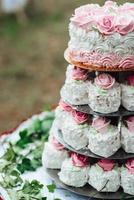 festliche Hochzeitstorte mit weißem Zuckerguss foto