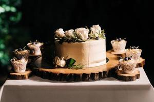 Hochzeitstorte bei der Hochzeit des Brautpaares foto