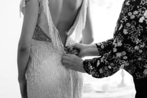 Verkleide die Braut in einem Brautkleid mit Korsett und Schnürung foto
