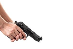 Nahaufnahme der Hand eines Mannes, der eine Waffe mit geladenem Magazin inspiziert und überprüft foto