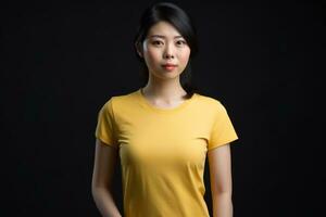 generativ ai. Gelb T-Shirt Attrappe, Lehrmodell, Simulation auf weiblich Modell- foto