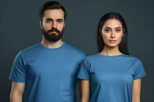 generativ ai. leer Blau T-Shirt Attrappe, Lehrmodell, Simulation auf männlich und weiblich Modell- Vitrine Ihre Designs im Stil foto