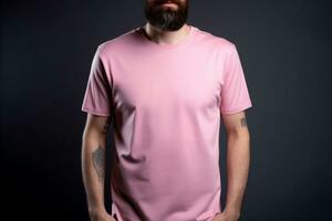 generativ ai. Rosa T-Shirt Attrappe, Lehrmodell, Simulation auf männlich Modell- foto