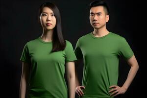 generativ ai. leer Grün T-Shirt Attrappe, Lehrmodell, Simulation auf männlich und weiblich Modell- Vitrine Ihre Designs im Stil foto