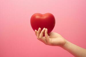 Erwachsene Hände geben ein rot Herz, Gesundheit Pflege, Organ Spende, Familie Leben Versicherung, Welt Herz Tag, Welt Gesundheit Tag, beten Konzept foto