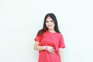 Porträt von schön asiatisch Frau tragen rot Outfit feiern Indonesien Unabhängigkeit Tag foto