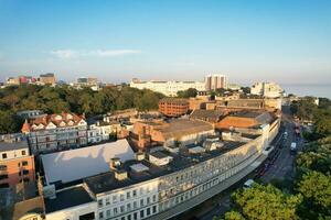 schön Antenne Aufnahmen von britisch Tourist Attraktion beim Meer Aussicht von Bournemouth Stadt von England großartig Großbritannien Vereinigtes Königreich. hoch Winkel Bild gefangen mit Drohnen Kamera auf September 9., 2023 während Sonnenuntergang foto