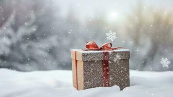 Weihnachten Urlaub Geschenk und gegenwärtig, Geschenk Box im das Schnee im Schneefall Winter Landschaft Natur zum Boxen Tag, Ferien Einkaufen Verkauf foto