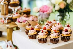 Cupcakes, Kuchen, Scones und Muffins und Urlaub Dekoration draußen beim das Englisch Land Stil Garten, Süss Nachspeisen zum Hochzeit, Geburtstag oder Party Feier, generativ ai foto