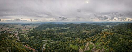 vorne Flug Über Berg Landschaft mit Herbst Wald. Berg Dorf foto