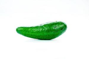 rohe grüne Avocado isoliert auf weißem Hintergrund foto