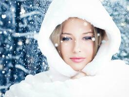 glücklich Feiertage, Lebensstil und Winter Mode, schön Frau tragen Weiß flauschige Pelz Mantel, schneit Schnee im schneebedeckt Wald Natur wie Weihnachten, Neu Jahr und Urlaub Porträt foto