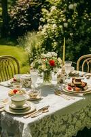 Land Tischlandschaft, formal Abendessen Tabelle Einstellung, Tabelle scape mit Erdbeere Dekoration zum Hochzeit Party und Urlaub Veranstaltung Feier, generativ ai foto