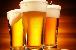 Brille von kalt Bier mit Schaum, Pint von Original Prämie Bier trinken, Alkohol Geschmack und Urlaub Feier foto