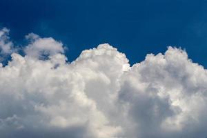 weiße Wolke über einem schwarzen Hintergrund isoliert realistische Wolke. foto