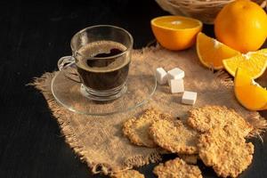 frisches Frühstück mit heißem Kaffee, Orangensaft und Keksen foto