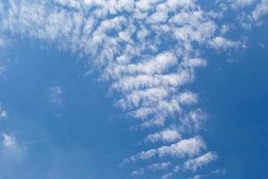 weiße flauschige Wolken im Hintergrund des blauen Himmels foto