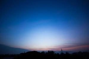 bunter dramatischer Himmel mit Wolken bei Sonnenuntergang. foto