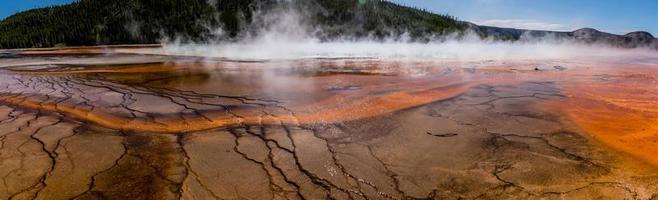 großer prismatischer Frühling im Yellowstone-Nationalpark foto