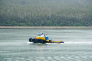 kleiner Schlepper unterwegs in der Bucht in Alaska foto