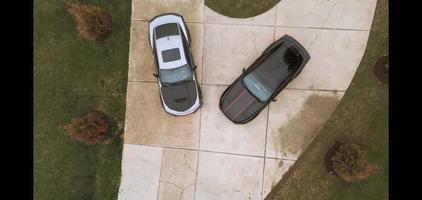 zwei Autos in privater Einfahrt geparkt