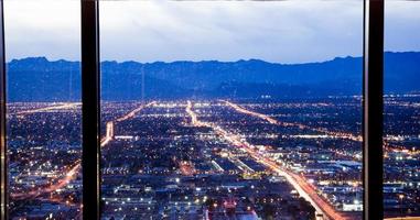 Skyline von Las Vegas bei Sonnenuntergang - der Strip - Luftaufnahme des Las Vegas Boulevard nevada foto