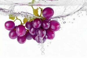 Wasser Spritzen auf Trauben Frucht. Profi Foto