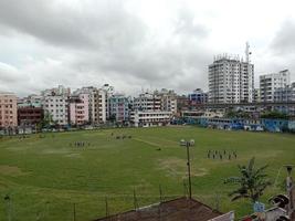 Cricketstadion in Bangladesch mit Blick auf die Stadt foto