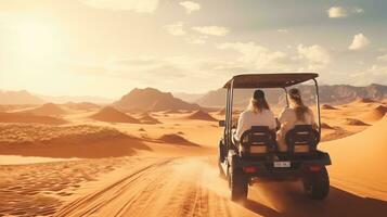 ein jung Paar Fahrten im ein Buggy durch das Wüste im das VAE foto