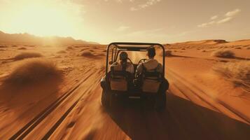 ein jung Paar Fahrten im ein Buggy durch das Wüste im das VAE foto